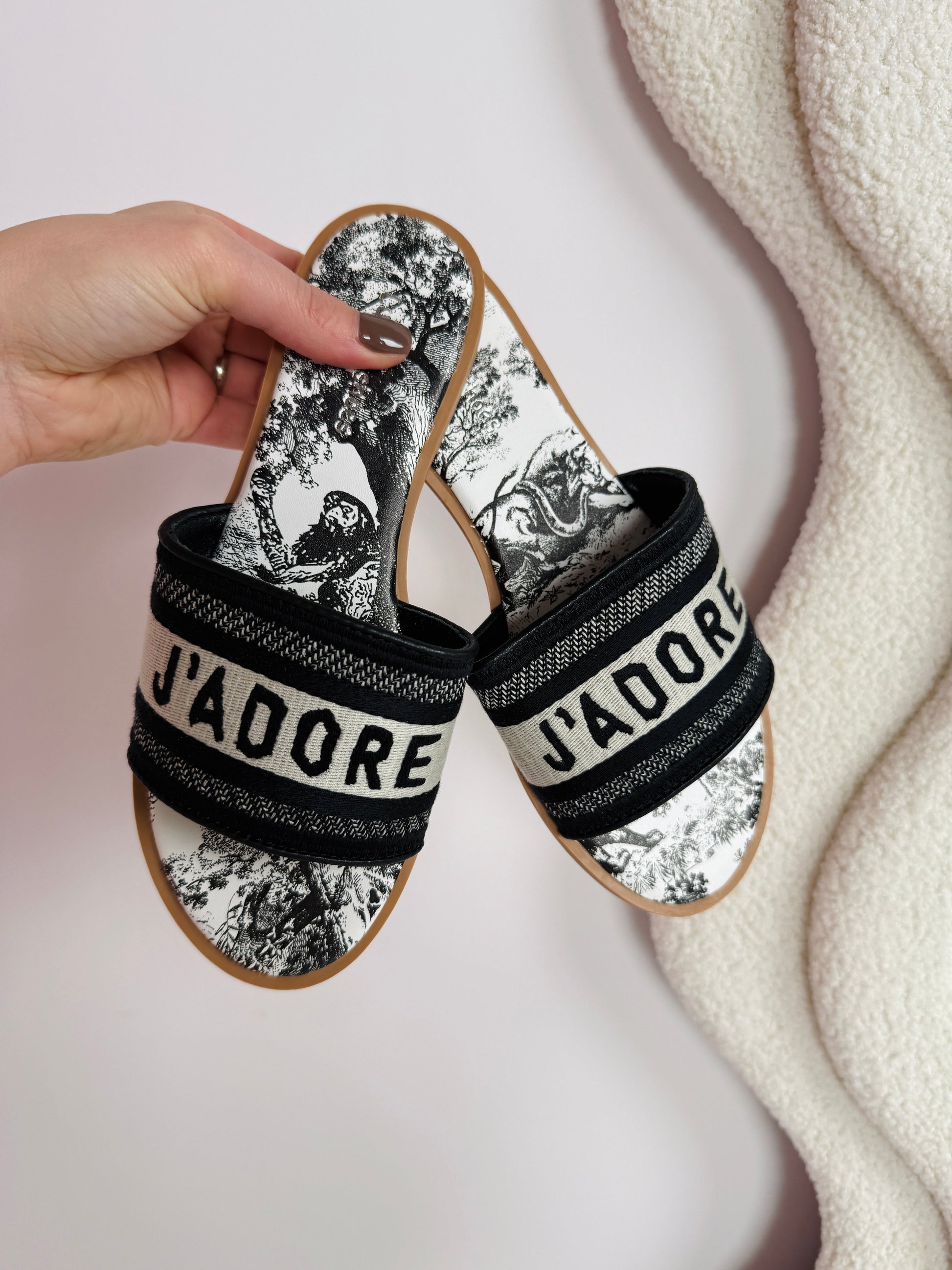 J'Adore Black Slides